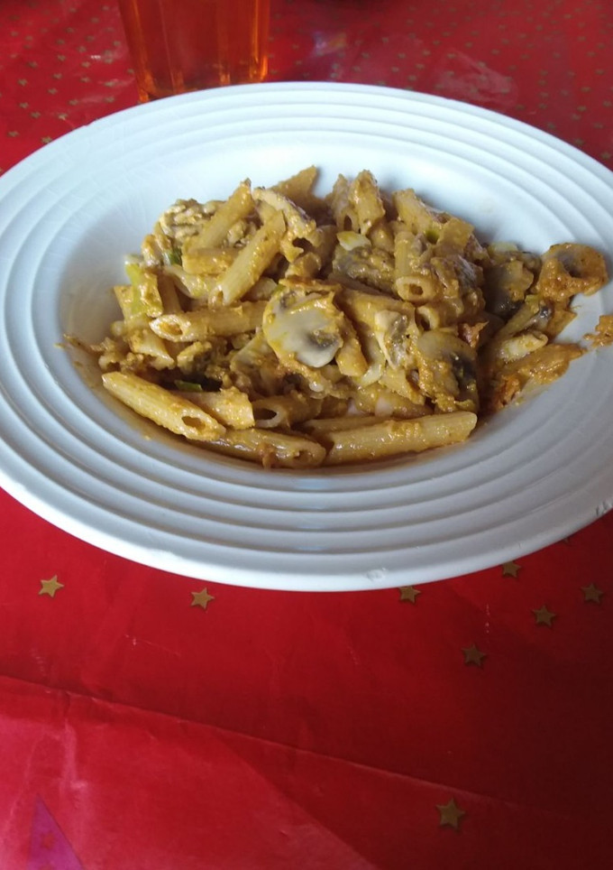 Una foto de 🍝Macarrones integrales con pesto rosso y champiñones🍄