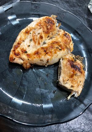 Una foto de Pollo al limón con hierbas