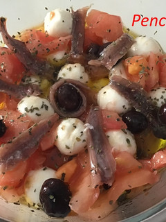 Una foto de Mini mozzarella fresca con anchoas