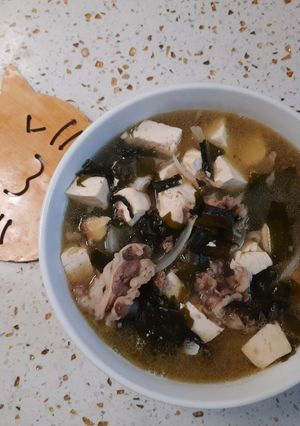 Hình của món Canh rong biển nấu thịt bò.