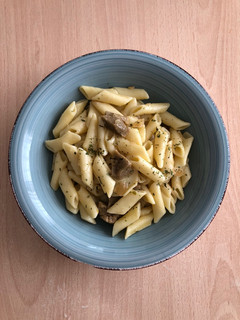 Una foto de Macarrones con mantequilla vegana y seitán