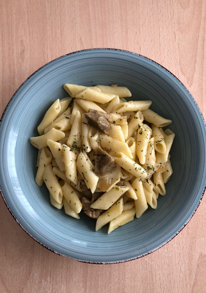 Una foto de Macarrones con mantequilla vegana y seitán