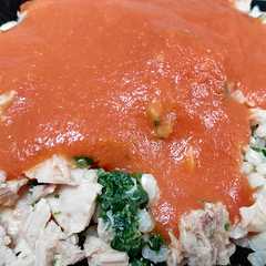 รูปของ Arroz integral con espinacas, atún y salsa de tomate