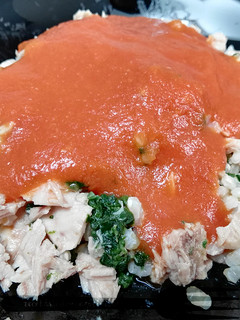Una foto de Arroz integral con espinacas, atún y salsa de tomate