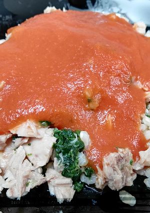 Una foto de Arroz integral con espinacas, atún y salsa de tomate