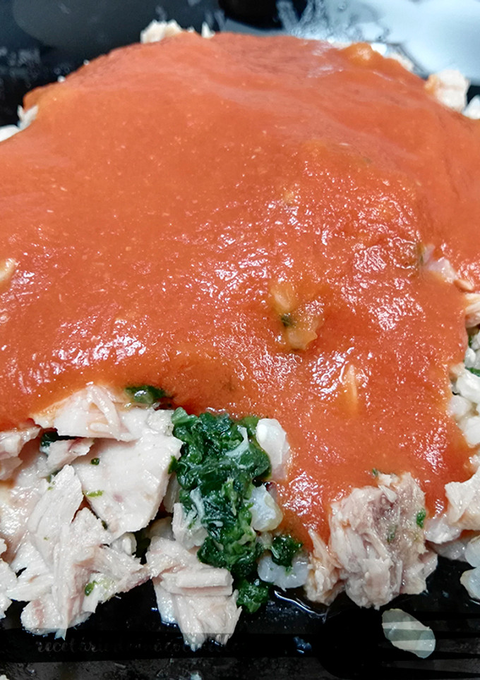 Una foto de Arroz integral con espinacas, atún y salsa de tomate