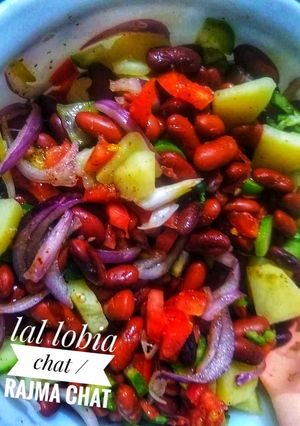 A picture of Lal lobia chat /rajma chat.