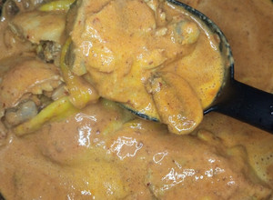 Una foto de Pechuga de pollo en crema de chipotle con champiñones