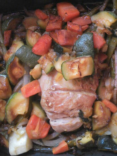 Una foto de Pollo al horno con verduras