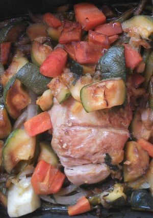 Una foto de Pollo al horno con verduras