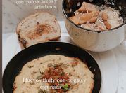 Una foto de avena huevo duraznos