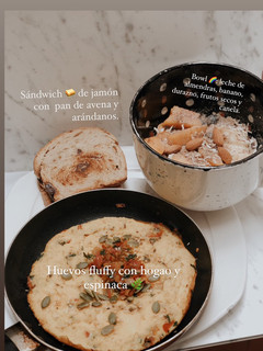 Una foto de Huevos Fluffy con hogao y espinaca / sándwich de jamón y bowl 🌈 para el alma 🤌🏾