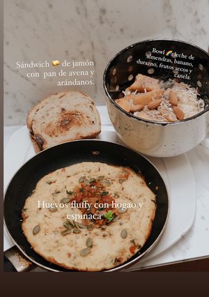 Una foto de Huevos Fluffy con hogao y espinaca / sándwich de jamón y bowl 🌈 para el alma 🤌🏾