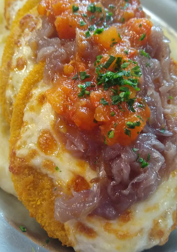 Una foto de Medallones de pescado con puré