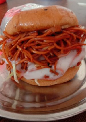 A picture of Noodles Burger.