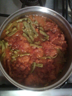 Una foto de Chicharrón en salsa Roja con Nopales (a mi manera Ivette)