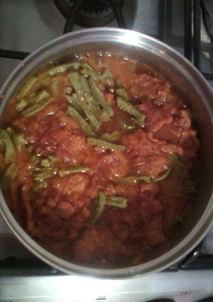 Una foto de Chicharrón en salsa Roja con Nopales (a mi manera Ivette)