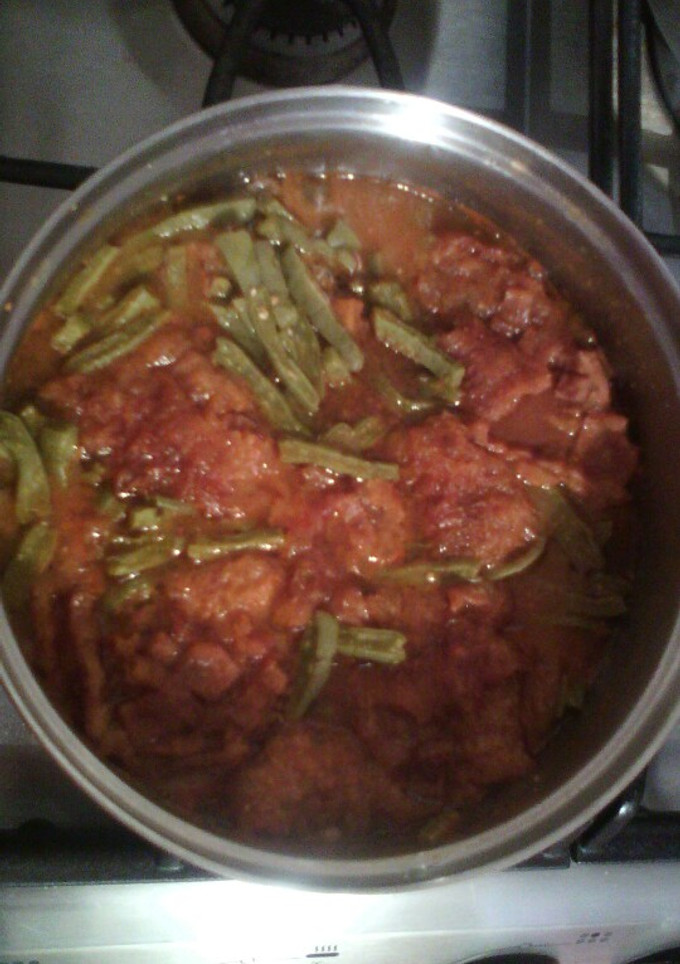 Una foto de Chicharrón en salsa Roja con Nopales (a mi manera Ivette)