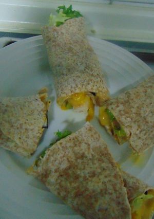 Una foto de 🌯Fajitas pollo 🐔con mango🍑