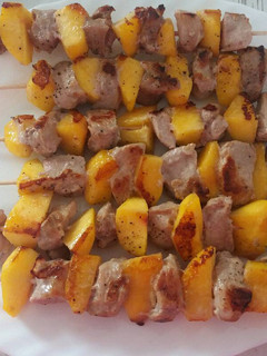 Una foto de Brochetas de solomillo de cerdo y nectarina