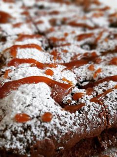 Una foto de Brownie con arándanos y un toque de toffee