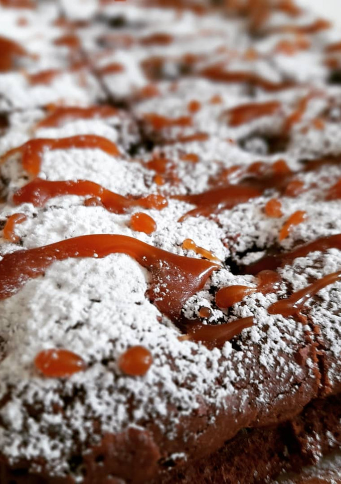 Una foto de Brownie con arándanos y un toque de toffee