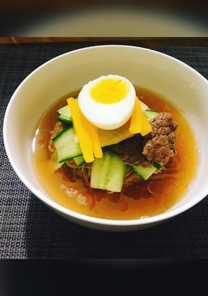 Hình của món MulnaengmyeonMỳ lạnh Hàn Quốc.