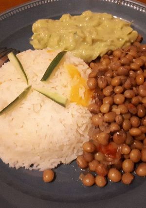 A picture of Pigeon peas served with rice and guacamole.