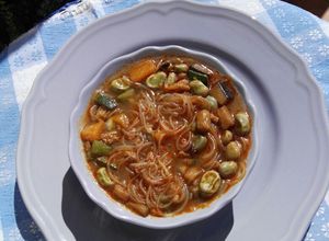 Una foto de Sopa vegana de miso rojo