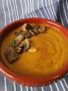 Una foto de Crema de boniato y setas
