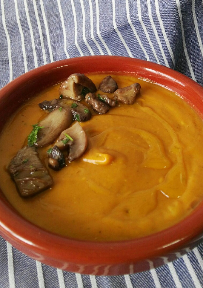 Una foto de Crema de boniato y setas