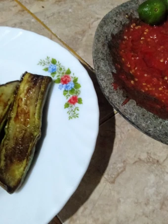 Cara Mudah Membuat Resep Terong Bakar Sambal Tomat yang Uenak Anti Ribet, Uenak Banget