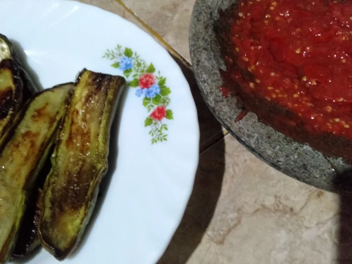 Cara Mudah Membuat Resep Terong Bakar Sambal Tomat yang Uenak Anti Ribet, Uenak Banget
