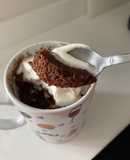 Bizcocho de chocolate en taza