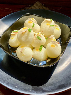 सफ़ेद रसगुल्ले (Safed Rasgulle recipe in hindi) रेसिपी मुख्य फोटो
