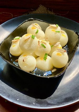 सफ़ेद रसगुल्ले (Safed Rasgulle recipe in hindi) रेसिपी मुख्य फोटो