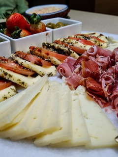 Una foto de BOCADOS🥩🧀🍅Para Tapear con Pan,🥖 Baguette...!