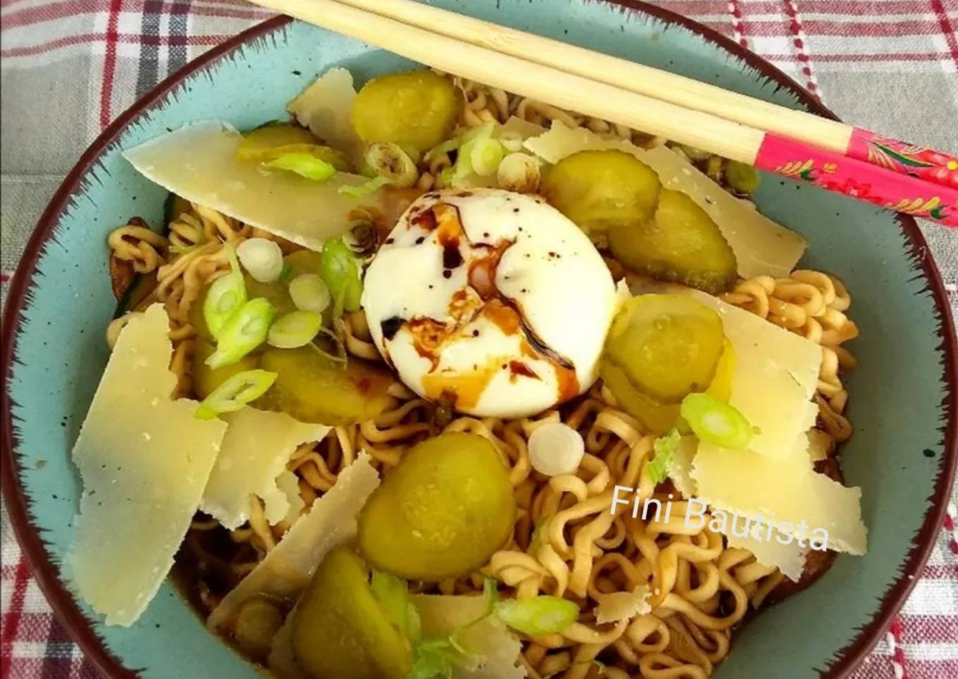 Sopa ramen con calabacín y champiñones