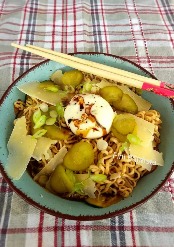 Una foto de Sopa ramen con calabacín y champiñones
