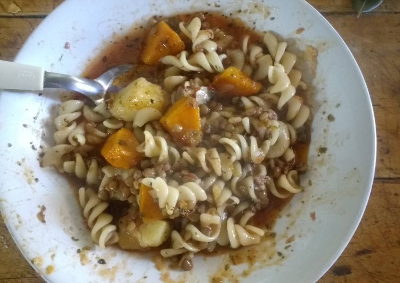 Guiso de lentejas con fideos (fácil y económico)