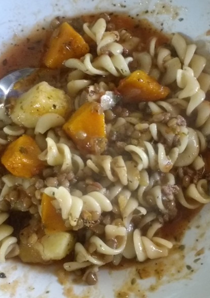Una foto de Guiso de lentejas con fideos (fácil y económico)