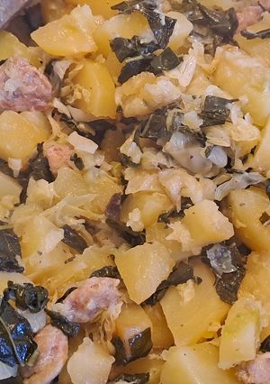 Foto di Cavolo Nero con Salsiccia, Patate e Verza