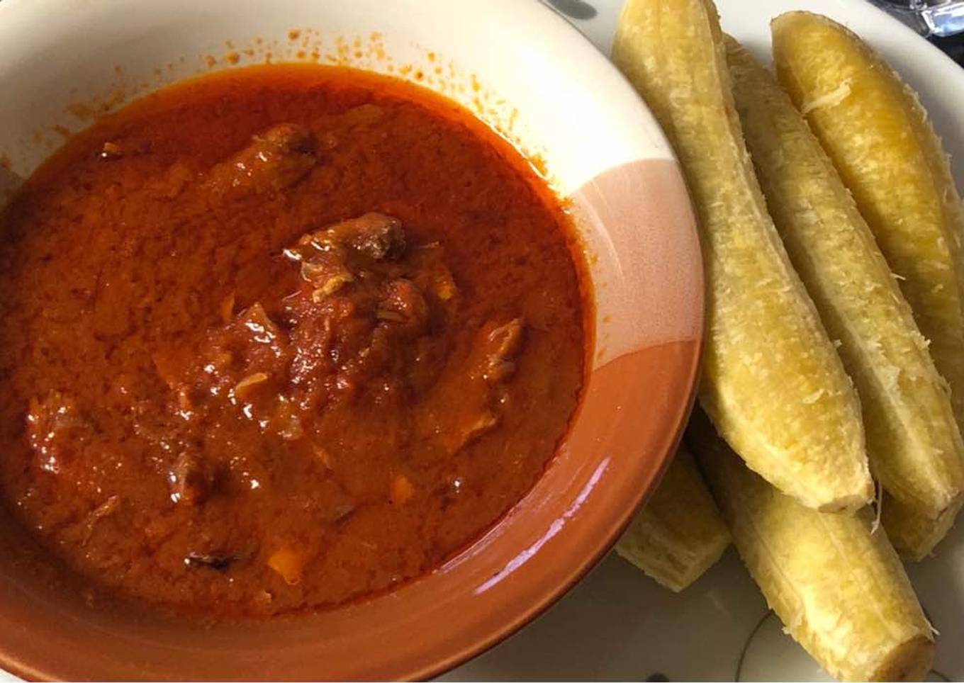 Tomatoes stew with boiled plantaini