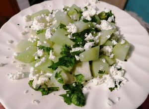 Una foto de Chayote con cilantro y queso panela
