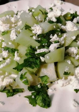 Una foto de Chayote con cilantro y queso panela