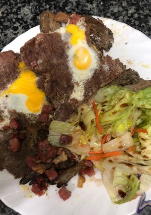 Una foto de 7. Filetes de ternera con huevos de codorniz (principal carne)