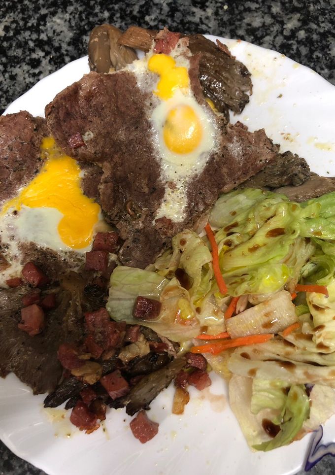 Una foto de 7. Filetes de ternera con huevos de codorniz (principal carne)
