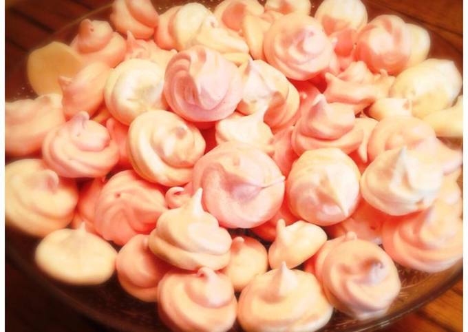 Home made meringue kisses