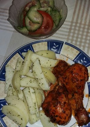 Paradicsomos-fűszeres sült csirkecomb petrezselymes krumplival recept fotója