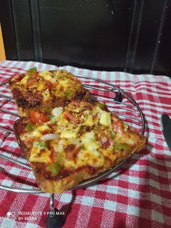 ब्रेड पिज़्ज़ा (bread pizza recipe in hindi) रेसिपी मुख्य फोटो